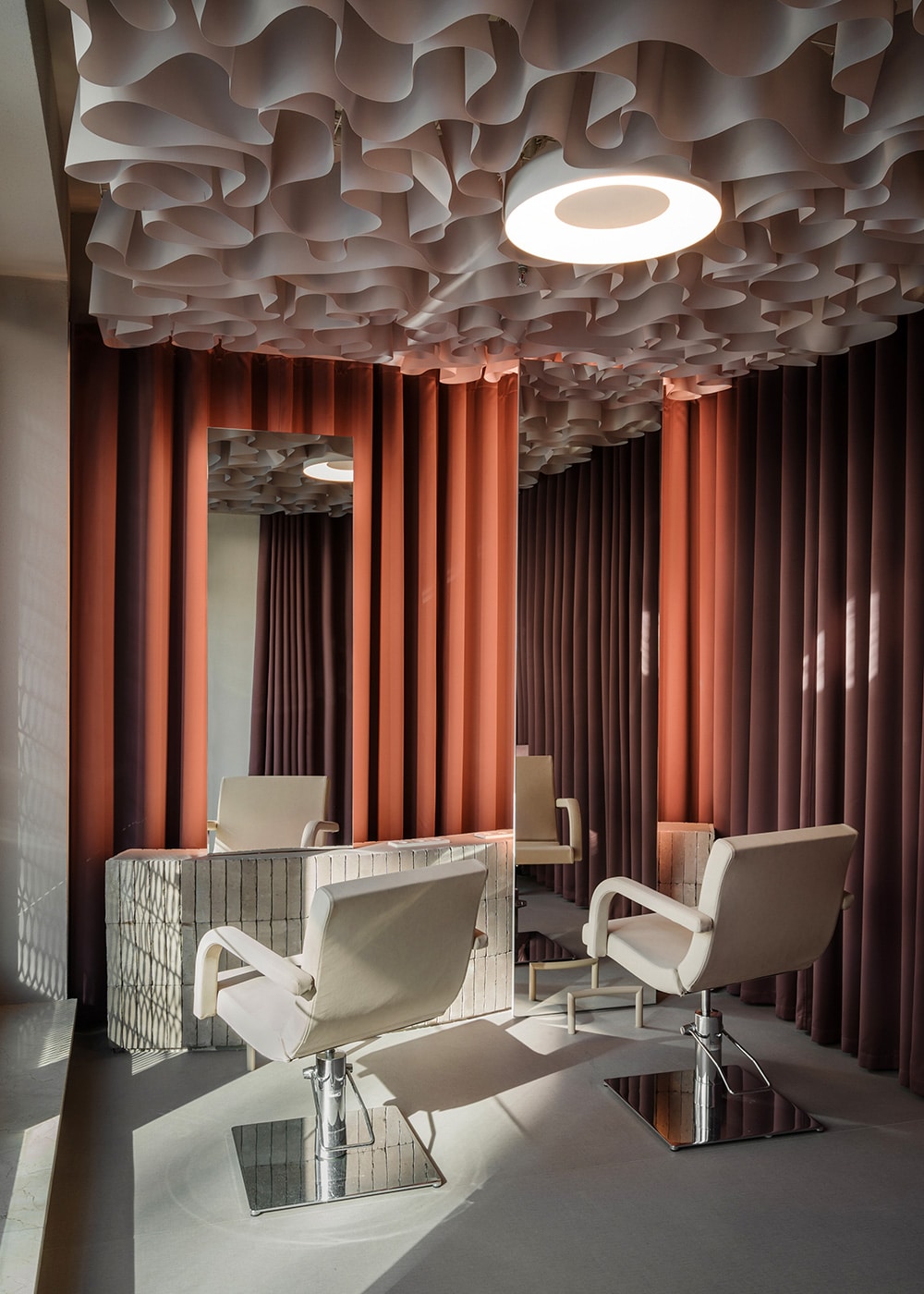 NOKE Architects - wnętrze salonu fryzjerskiego inspirowane pustynnym krajobrazem