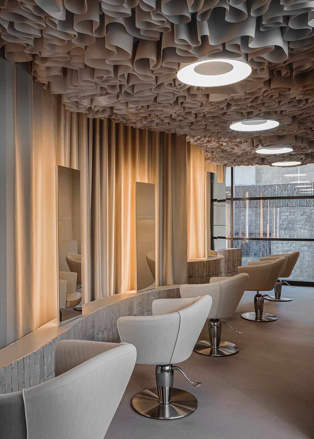 NOKE Architects - wnętrze salonu fryzjerskiego inspirowane pustynnym krajobrazem