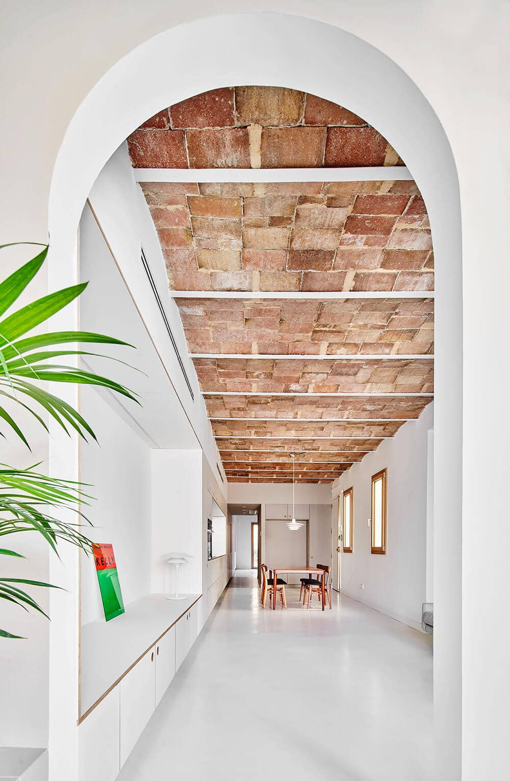 Nowa definicja minimalizmu: apartament z historią w Barcelonie