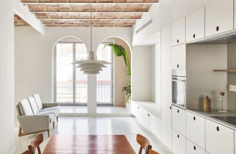 Nowa definicja minimalizmu: apartament z historią w Barcelonie