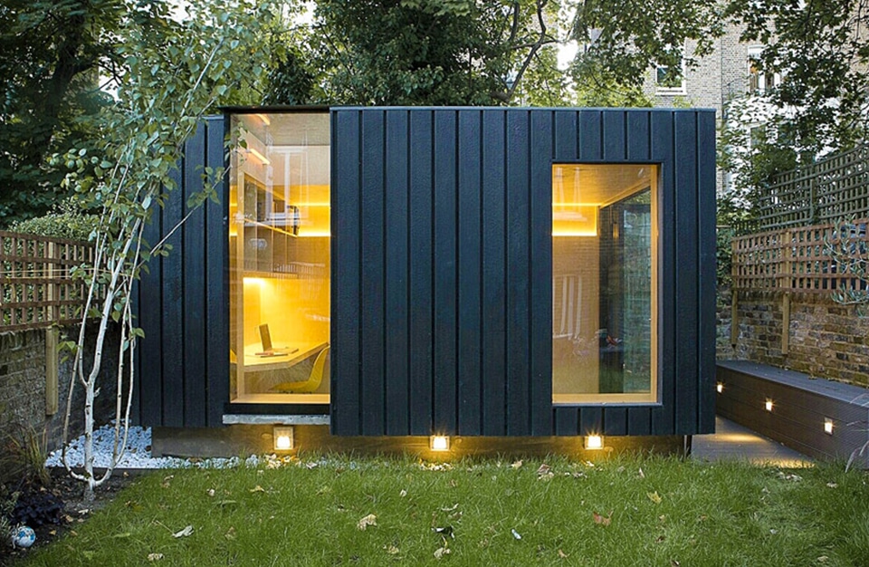 małe biuro w ogrodzie Blackened Cedar Exteriors od Neil Dusheiko Architects