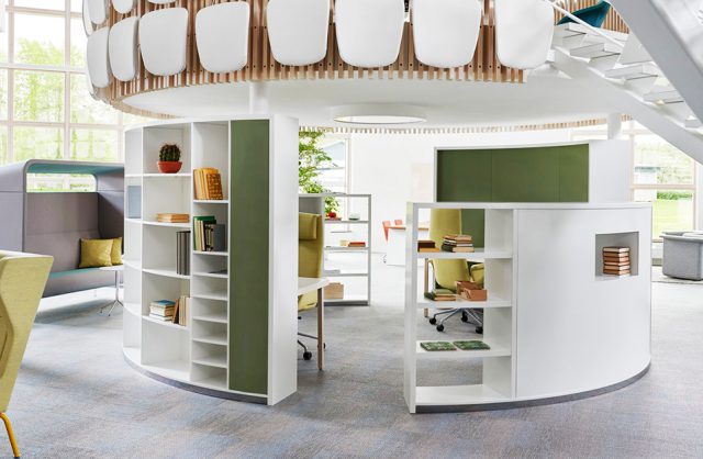 nowoczesna przestrzeń biurowa od Kinnarps białe owalne szafki z zielonymi elementami tworzące miejsce odpoczynku wewnątrz open space