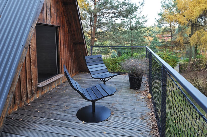taras z krzesło leżakami z drewna w kolorze czarnym