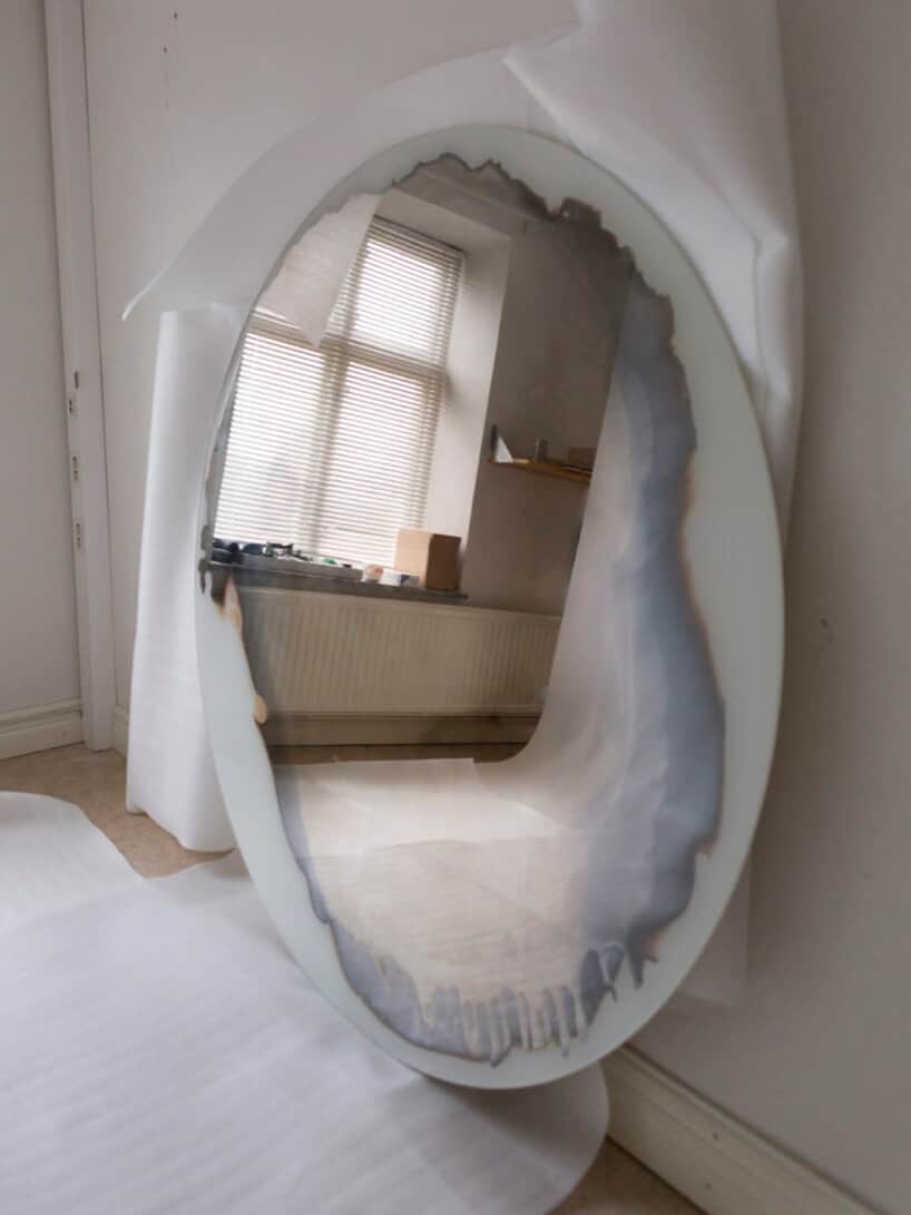 wyjątkowe Lustro od Jenny Nordbergowalne lustro z nieregularną białą krawędzią