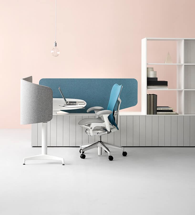 nowoczesne stanowisko pracy z białą szafką i biurkiem oraz szara i niebieska ścianką