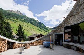 taras domu wkomponowanego w alpejskie zbocze