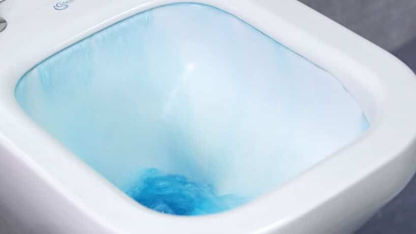 czysta niebieska woda w toalecie