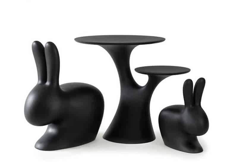 czarny stolik The Rabbit od QeeBoo z dowma krzesłami w kształcie królików
