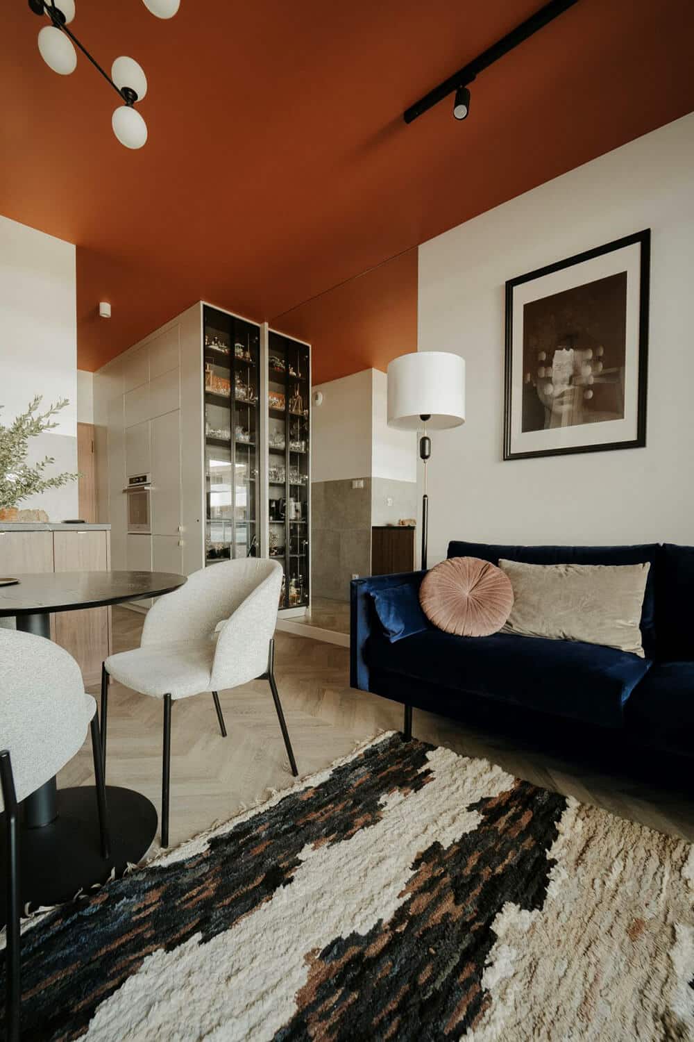 Nowy początek pod rudym niebem – małe mieszkanie pełne niecodziennych rozwiązań projektu Czeczko Design Studio