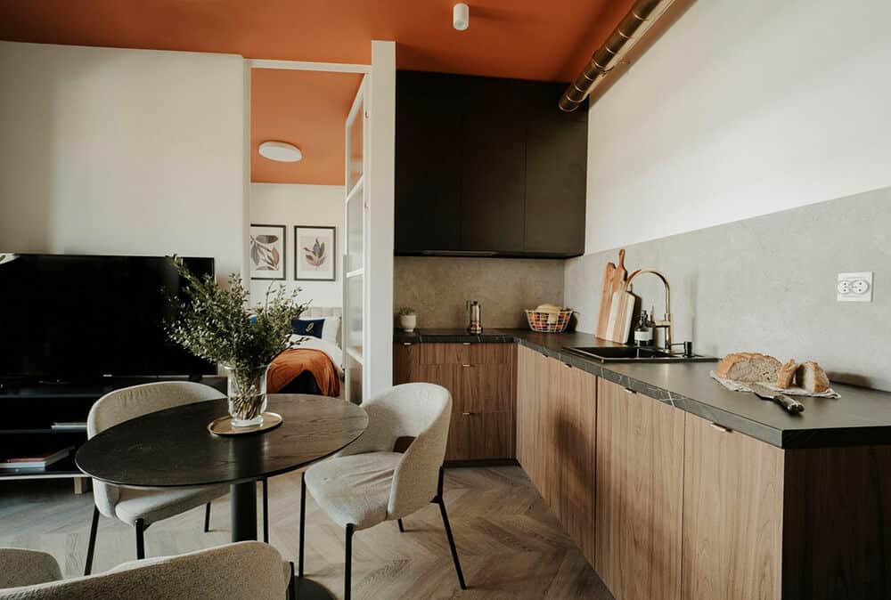 Nowy początek pod rudym niebem – małe mieszkanie pełne niecodziennych rozwiązań projektu Czeczko Design Studio