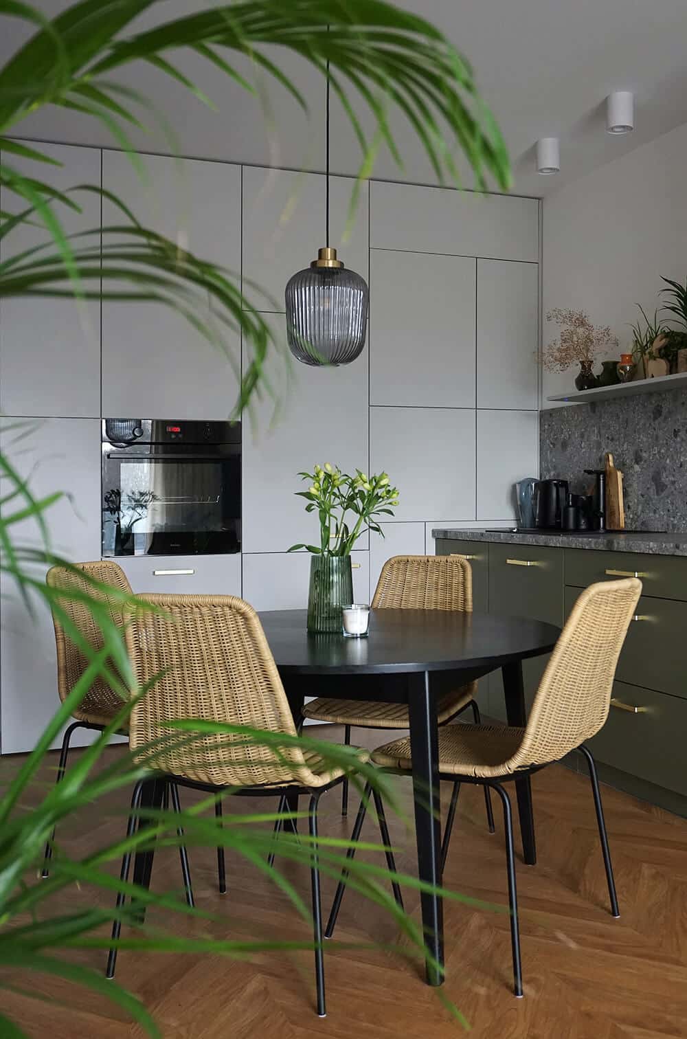 Właścicielka tego 44-metrowego mieszkania w Gdyni-Chyloni poszukiwała nowych, ale jednocześnie ponadczasowych trendów. Zobaczmy, co zaproponowali jej projektanci z pracowni HABITAT.