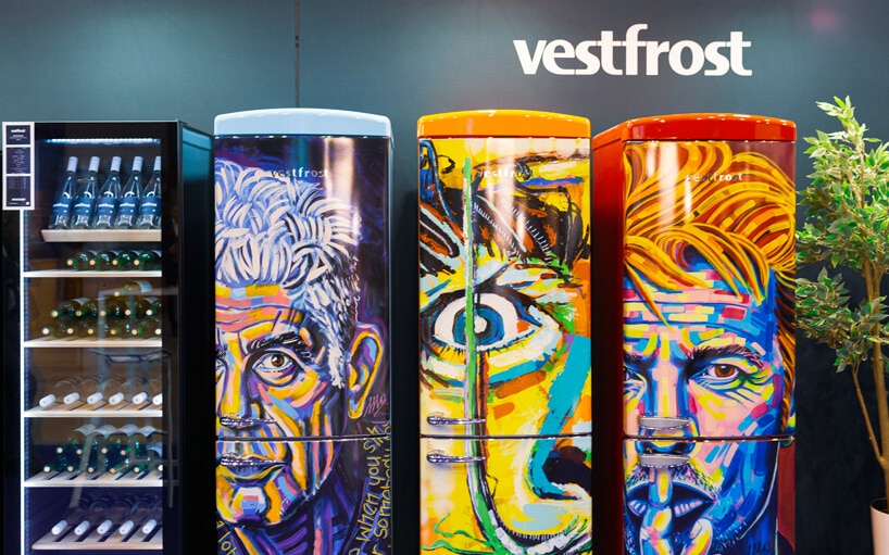 stoisko Vestfrost na 4 Design Days trzy lodówki z różnymi kolorowymi grafikami twarzy
