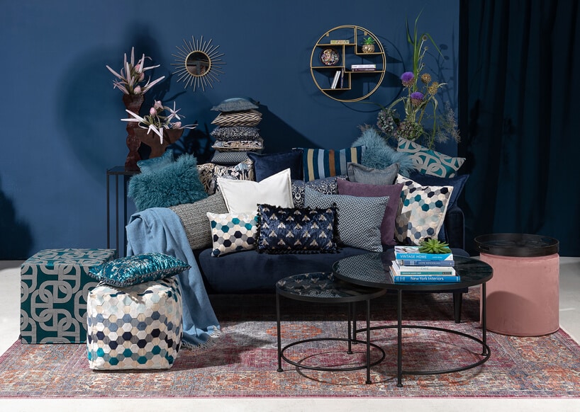 Pantone color of the year 2020 Classic Blue kolor roku 2020 inspiracja salonu z niebieską ścianą i sofą Frances Sofa od Living it up