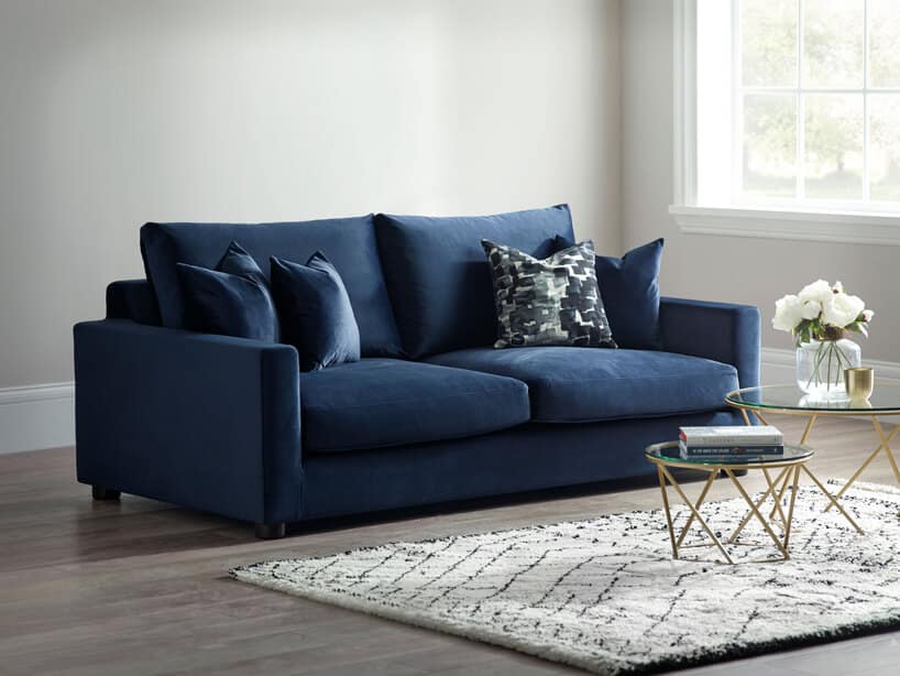 Pantone color of the year 2020 Classic Blue kolor roku 2020 inspiracja jasnego salonu z niebieską sofą H.O.C.K.