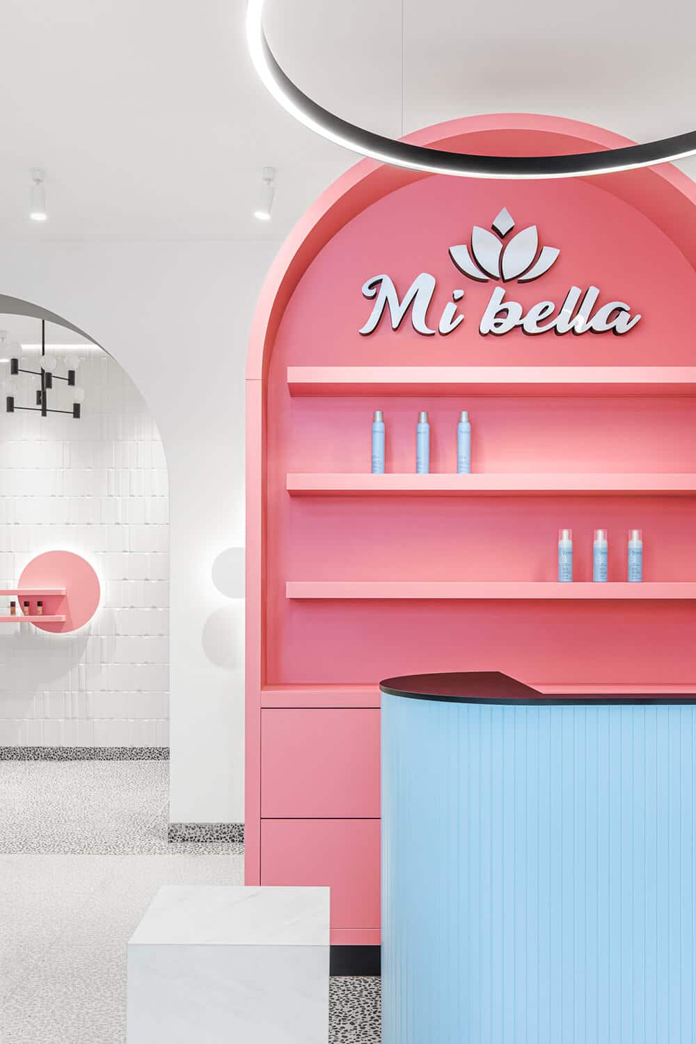 Pastelowe kolory i geometryczne kształty w salonie urody MI bella