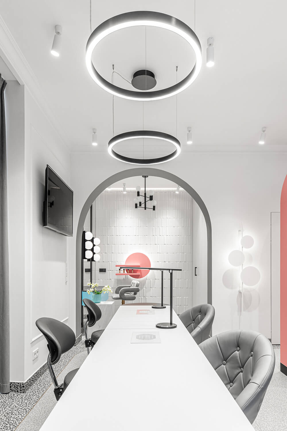 Pastelowe kolory i geometryczne kształty w salonie urody MI bella