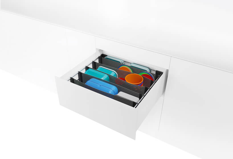 system przechowywania pudełek Spaceflexx od PEKA z kolorowymi pudełkami w białej zabudowie