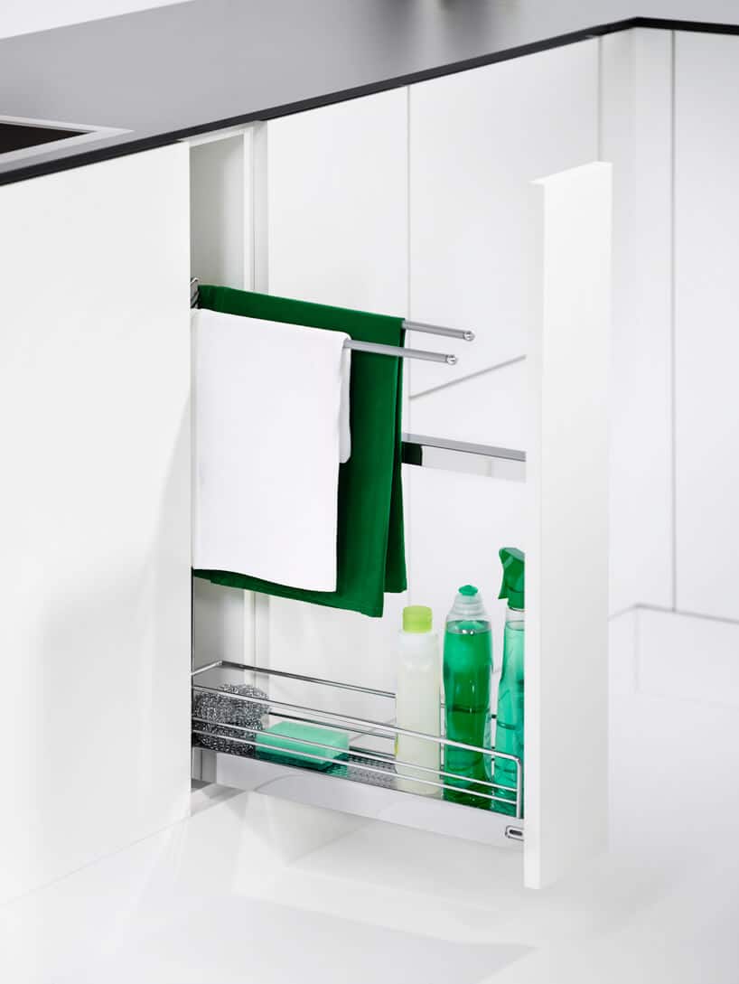 system przechowywania od PEKA wąska wysuwana szafka z wieszakami na ścierki w białej kuchni