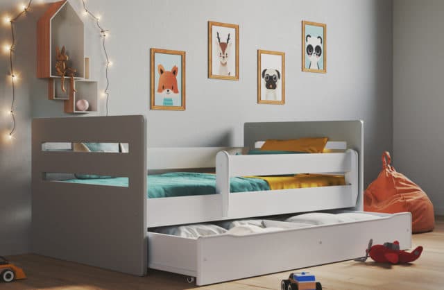 białe eleganckie łóżko dla dzieci z dodatkowymi balustradami i wysuwaną szufladą na pościel