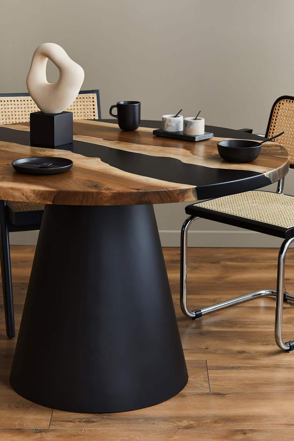 Piękno litego drewna, czyli nowoczesne stoły