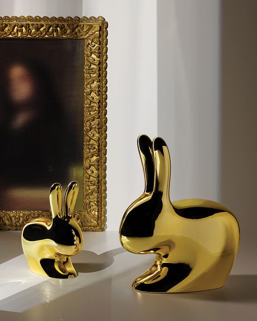 dwa złote błyszczące króliki