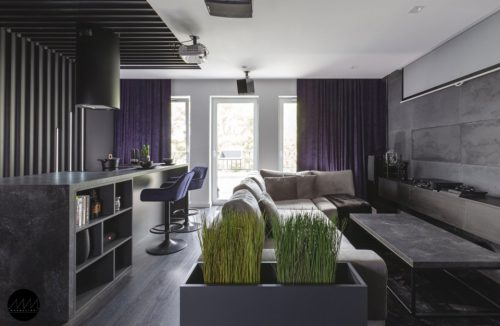 szare mieszkanie zaprojektowane przez pracownię Mandalinci Studio z białym sufitem i fioletowymi zasłonami