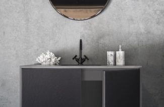 ciemno szara szafka łazienkowa z czarnym kranem i białymi dodatkami pod okrągłym lustrem