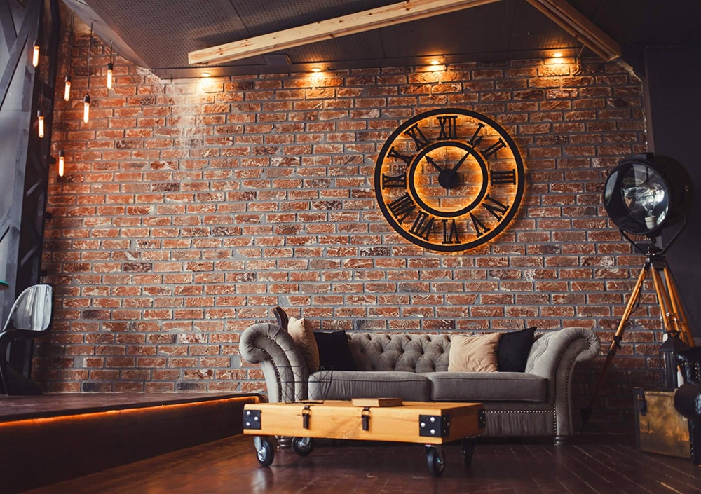 Loftowe wnętrze z tapicerowaną kanapą i cegłami na ścianie