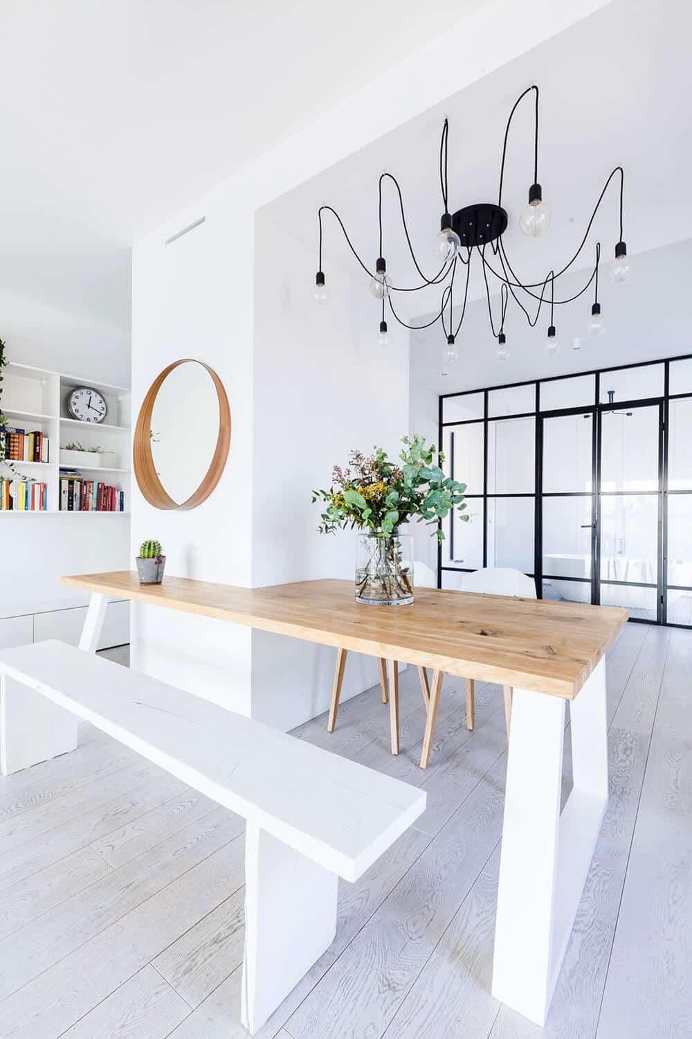 Pobujać się w bieli: nowoczesny 100-metrowy apartament