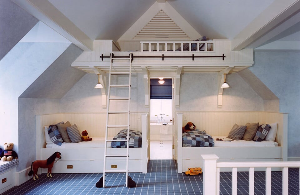 pokój dziecięcy z dwoma łóżkami na dole i trzecim pod sufitem