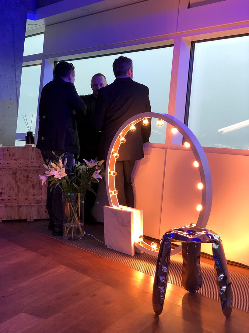 wyjątkowy stołek i okrągłe oświetlenie podczas wystawy Polski Design na Złotej 44