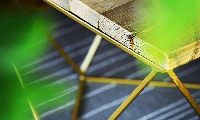 Stolik Verringsson Manufaktura Dobek & Stypińska z eleganckim kwadratowymi błyszczącymi nogami w kolorze złota