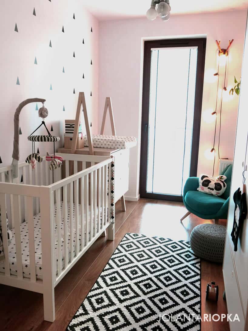 nowoczesny pokój dziecka z dywanem we wzory