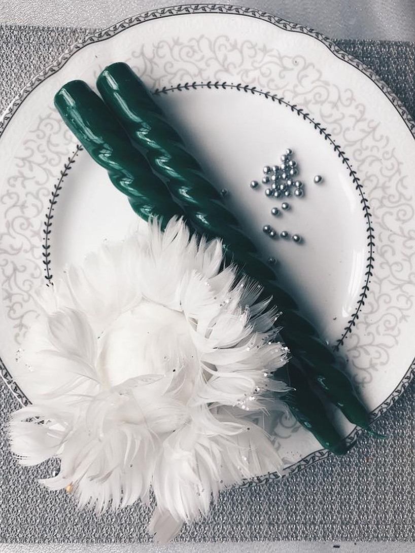 zielone świece na białym talerzu