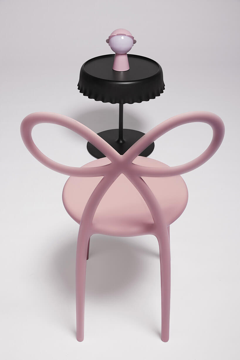różowe krzesło z oparciem w kształcie kokardy