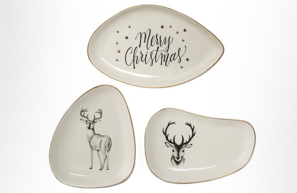 trzy beżowe talerze NOEL o nieregularnych kształtach z motywem renifera i napisem Merry Christmas