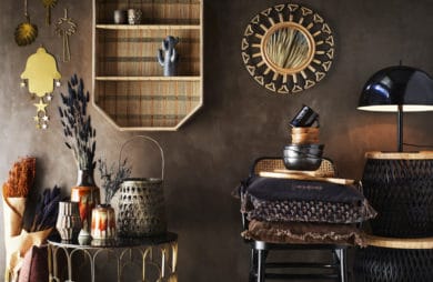 ciemne pomieszczenie z brązową ścianą oraz brązowymi ciemnymi dodatkami w formie krzesła