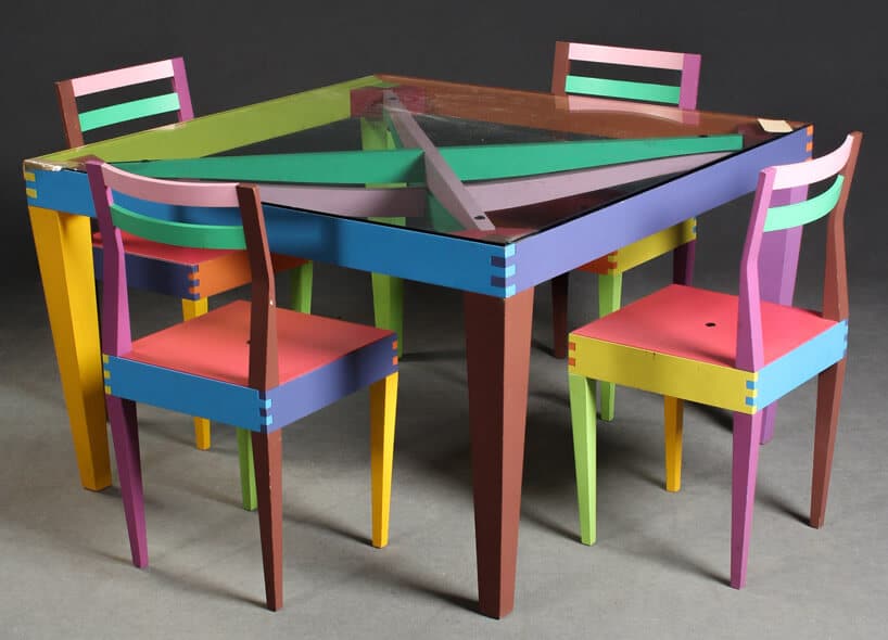 kolorowe krzesła przy drewnianym stole
