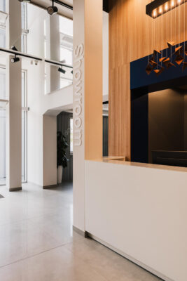 Przemysłowa tkanka na wskroś współczesnego biura – Lessness Studio dla Baustoff-Metall