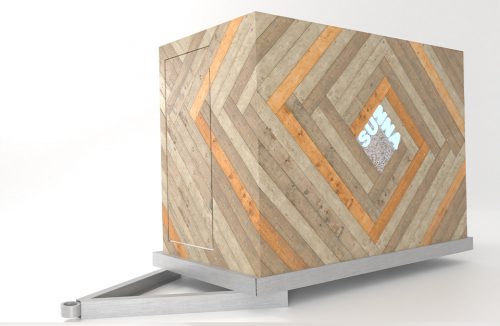 mobilna sauna od MRSatelier bok sauny z drewnianych paneli z logo pośrodku