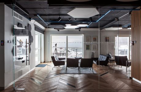 nowoczesna przestrzeń biurowa z drewnianą podłogą w sali konferencyjnej