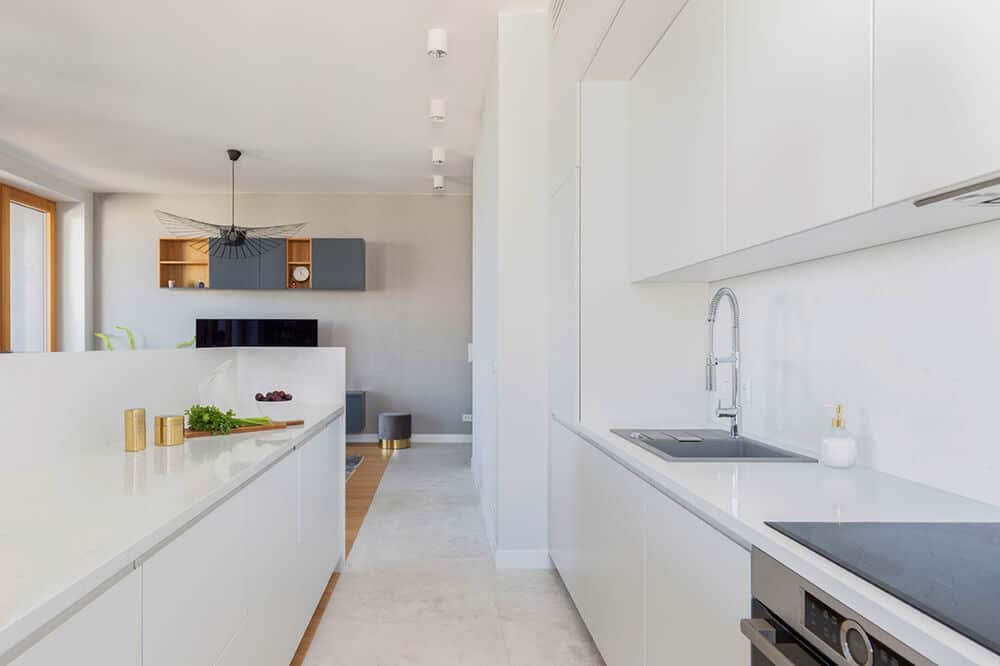 Przytulne oblicze wschodniego minimalizmu: apartament na Ursynowie