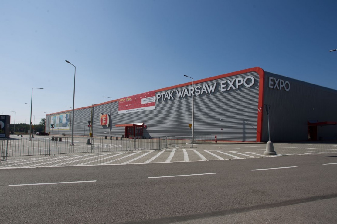 Hale Ptak Warsaw Expo w Nadarzynie pod Warszawą szary obiekt z czerwonym dachem