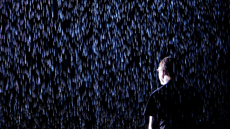 człowiek w nocy w deszczu