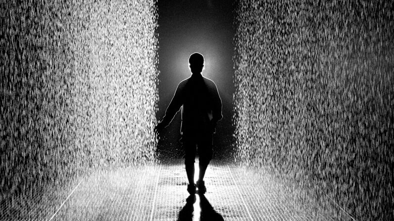 człowiek pomiędzy dwoma ścianami deszczu
