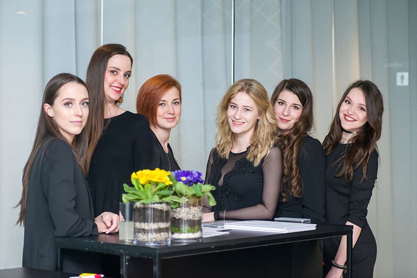 sześć kobiet przy czarnym stoliku