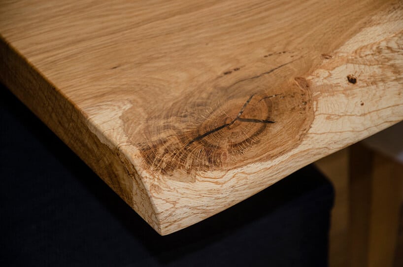 Drewniany blat stołu z dużym ciemnym słojem
