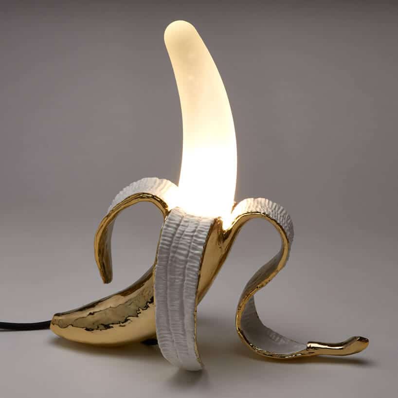 lampka w kształcie obranego bana w złotej skórce