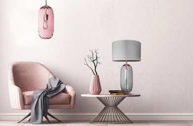 różowy fotel pod różową lampą obok niskiego stolika z lampą i wazonem od Famlight