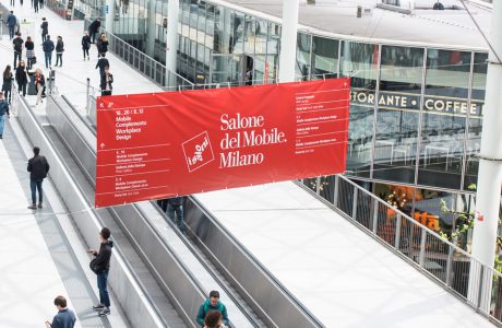 czerwony baner salone del Mobile.Milano 2019 na ruchomymi schodami
